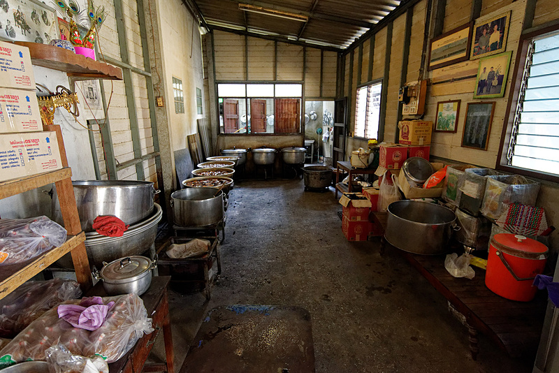 店内の作業場には多数の鍋でまさしく煮込んでいる最中の黒豆腐があった