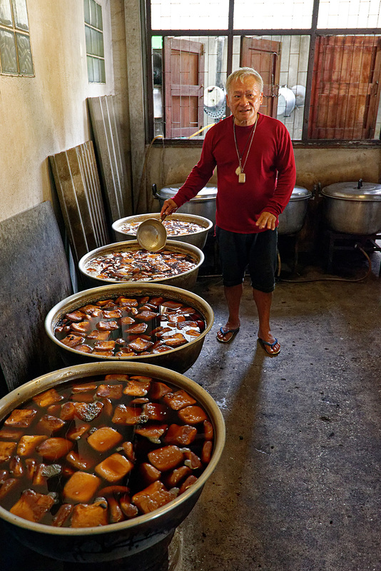 店内の作業場には多数の鍋でまさしく煮込んでいる最中の黒豆腐があった