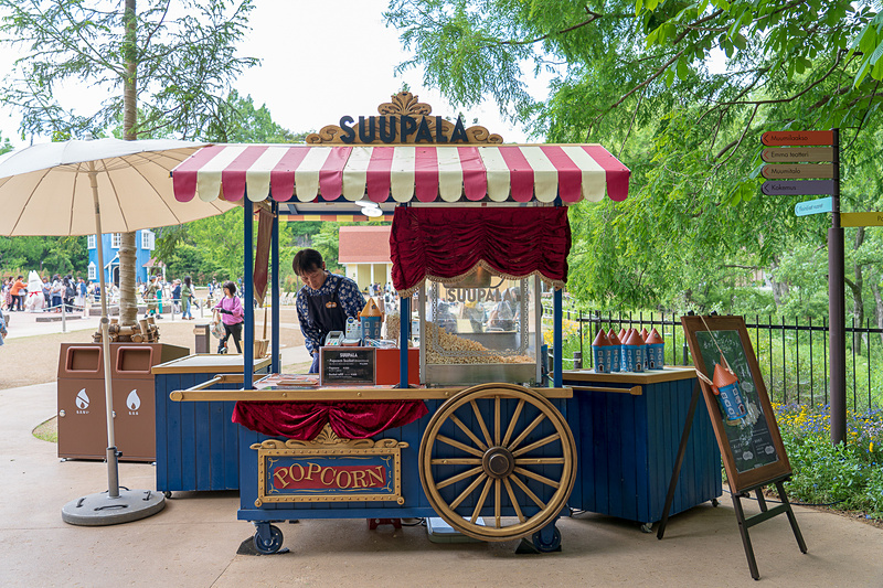 人気のポップコーンカート。フレーバーは日によって変わるのだとか