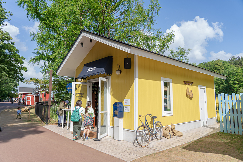 黄色い壁が目を引く「Posti」は郵便局。ぜひ家族や友達にムーミンのポストカードでお手紙を