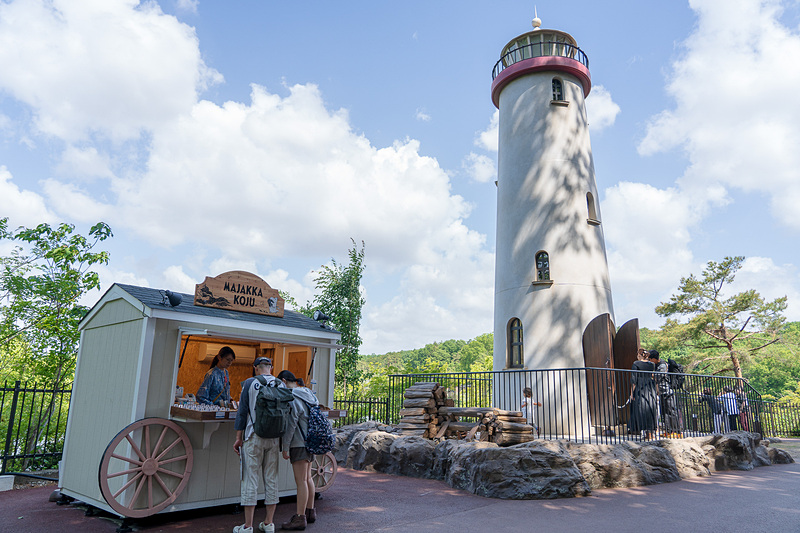 灯台の横には小さなお店も