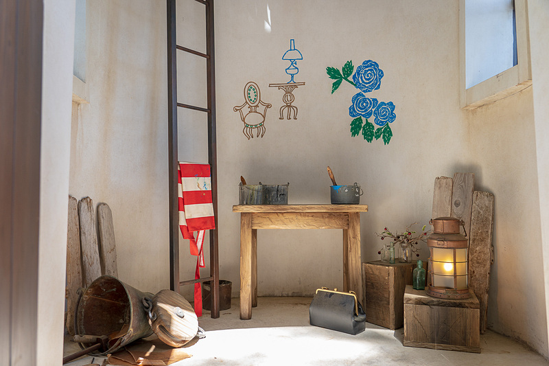 灯台の中にはムーミンママのエプロンやバッグが