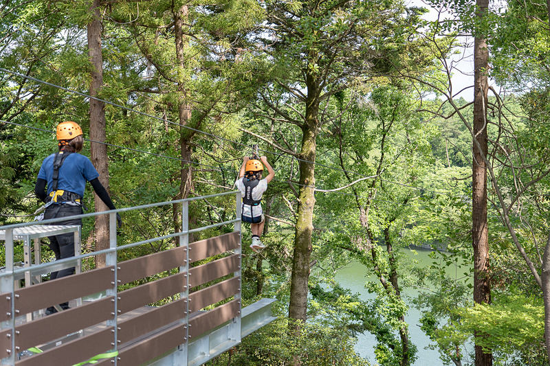 飛行おにのジップラインアドベンチャーは湖の上を爽快に滑空するアトラクション
