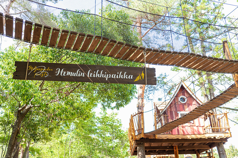 「ヘムレンさんの遊園地」は6～12歳を対象にした遊具エリア。ベンチなどもあるので大人は森林浴をしながらまったり過ごせます