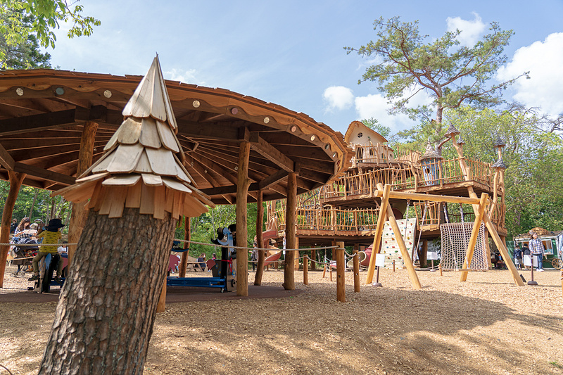 足元はウッドチップが敷かれています