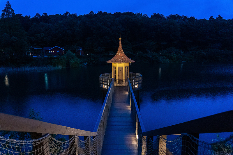 帰り道に見る水浴び小屋も幻想的にライトアップ