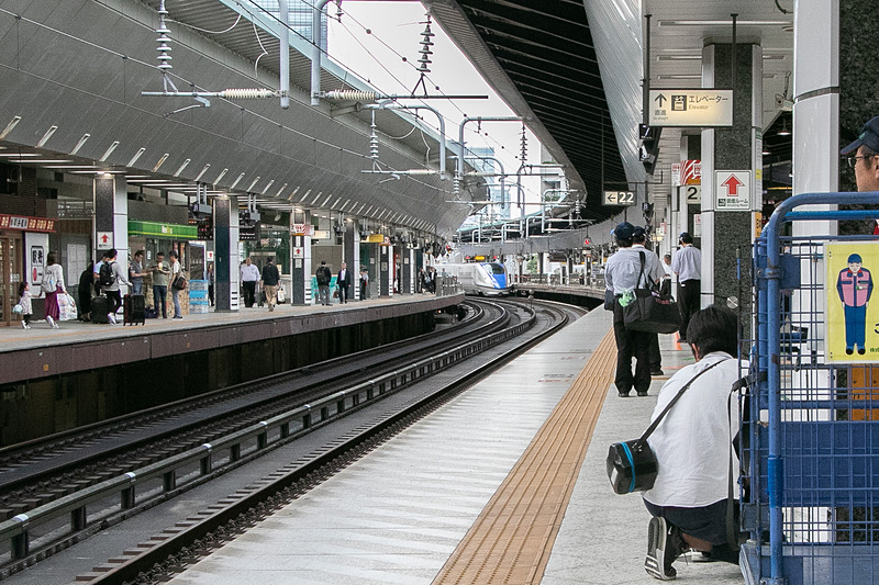 新潟・佐渡両津港で水揚げされた生の甘エビ（南蛮エビ/ホッコクアカエビ）を載せて、東京駅22番線に14時44分に到着した上越新幹線「とき320号」
