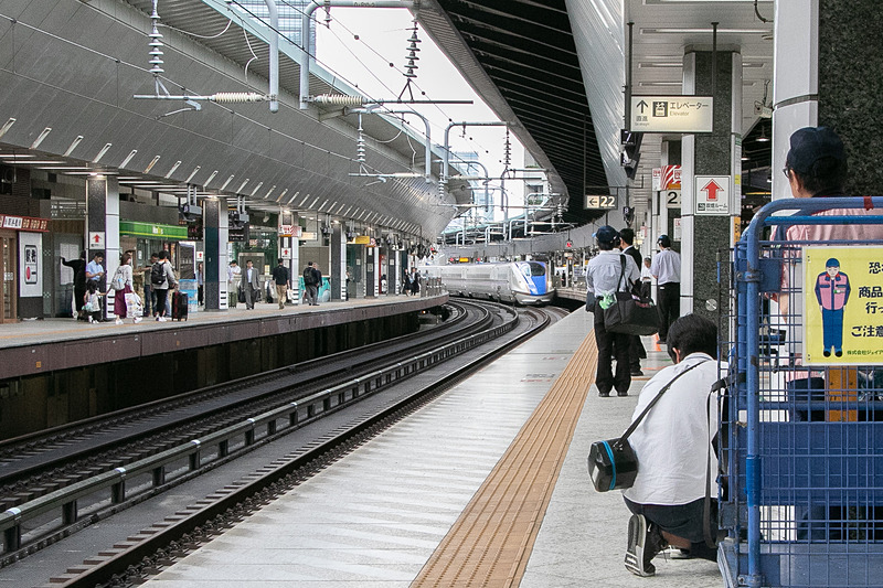 新潟・佐渡両津港で水揚げされた生の甘エビ（南蛮エビ/ホッコクアカエビ）を載せて、東京駅22番線に14時44分に到着した上越新幹線「とき320号」