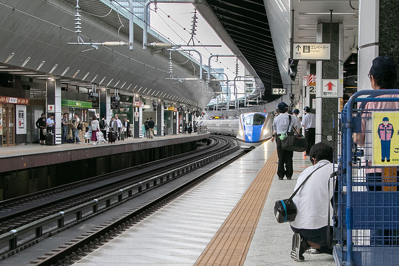新潟・佐渡両津港で水揚げされた生の甘エビ（南蛮エビ/ホッコクアカエビ）を載せて、東京駅22番線に14時44分に到着した上越新幹線「とき320号」