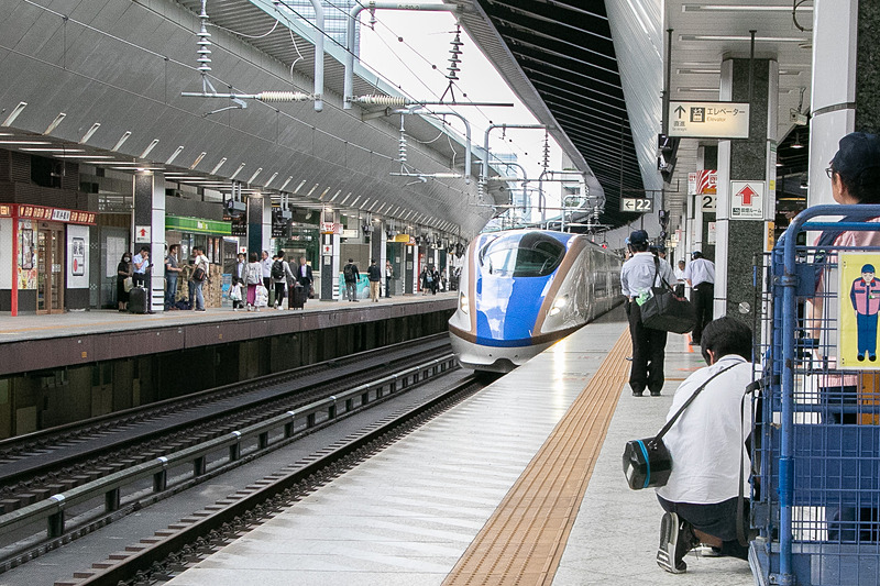 新潟・佐渡両津港で水揚げされた生の甘エビ（南蛮エビ/ホッコクアカエビ）を載せて、東京駅22番線に14時44分に到着した上越新幹線「とき320号」