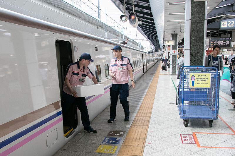 荷物が下ろされホームを移動していく