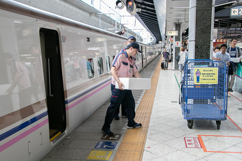 荷物が下ろされホームを移動していく