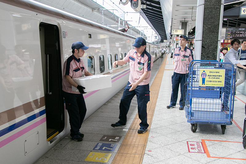 荷物が下ろされホームを移動していく