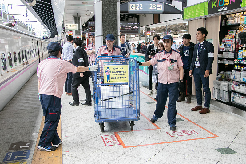 荷物が下ろされホームを移動していく