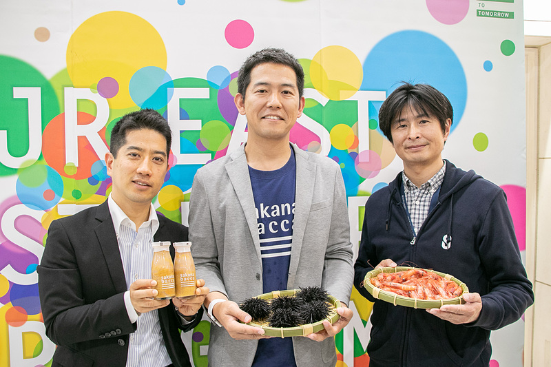 左から株式会社JR東日本リテールネット エキュート品川 店長 清水理三郎氏、株式会社フーディソン 代表取締役 山本徹氏、JR東日本スタートアップ株式会社 代表取締役社長 柴田裕氏