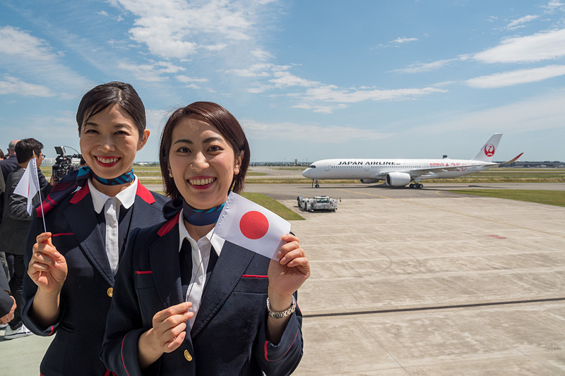 JALのCA（客室乗務員）や多くの関係者が日本へのフェリーフライトをお見送り