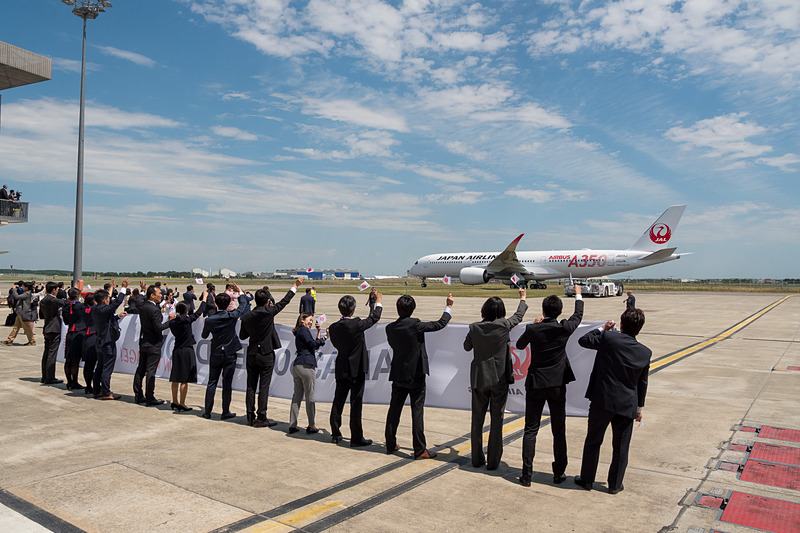 JALのCA（客室乗務員）や多くの関係者が日本へのフェリーフライトをお見送り