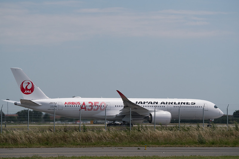 日本へ向けて離陸。一度空港上空を旋回し、滑走路上で翼を振りながらローパス（低空飛行）してフランスをあとにした