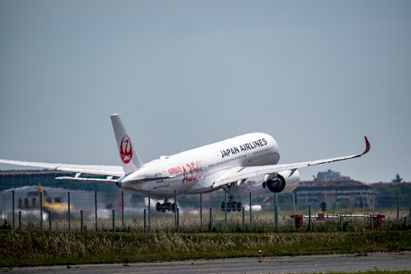 日本へ向けて離陸。一度空港上空を旋回し、滑走路上で翼を振りながらローパス（低空飛行）してフランスをあとにした