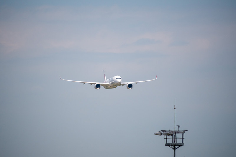 日本へ向けて離陸。一度空港上空を旋回し、滑走路上で翼を振りながらローパス（低空飛行）してフランスをあとにした