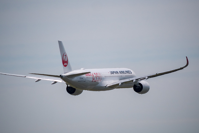 日本へ向けて離陸。一度空港上空を旋回し、滑走路上で翼を振りながらローパス（低空飛行）してフランスをあとにした
