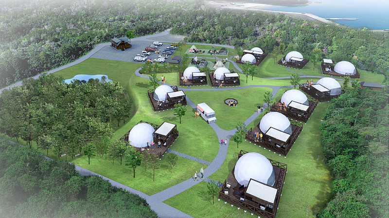 敷地には12棟のドームテント、キャンプファイヤー、キッチンカーなどを備える