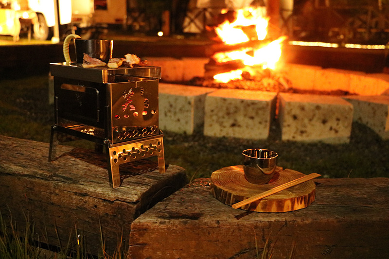 敷地には12棟のドームテント、キャンプファイヤー、キッチンカーなどを備える