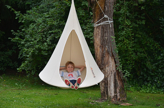 繭のような吊り下げ式ハンモック「カクーン」も楽しめる