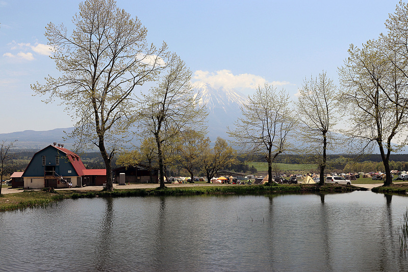 入ってすぐに見える、迫力のある富士山の景色。天候によっては手前の池に逆さ富士が映る