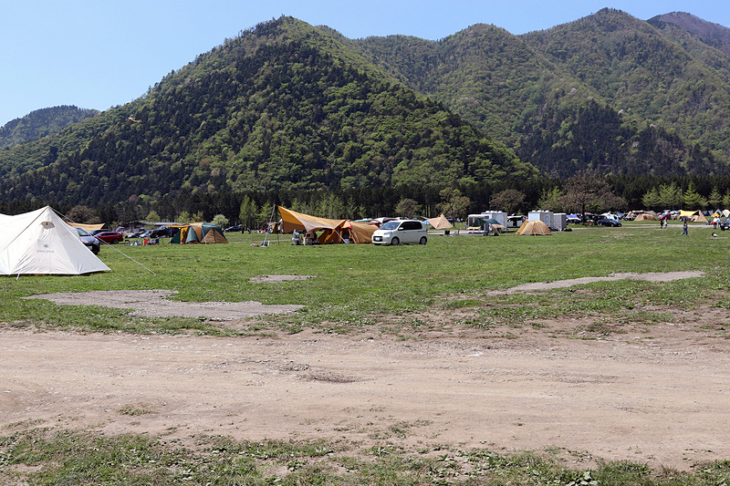 ちょうど中間にあるFサイト。管理棟からは離れるが、トレーラートイレや水場はある