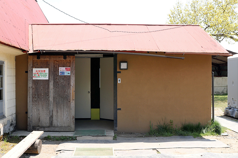 牛舎近くのトイレ。きちんと清掃されていて清潔だった