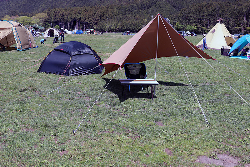 今回テントに使ったのはヒルバーグの2人用テントである「アラック」。なお草原ではあるが、場所によってはペグが挿さりにくい。できれば硬く曲がりにくい鍛造ペグを用意しておきたい