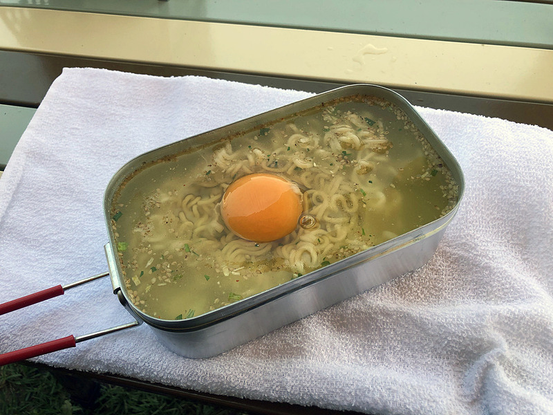 メスティンで作った即席ラーメン。具なしは寂しいので玉子を落としてみた