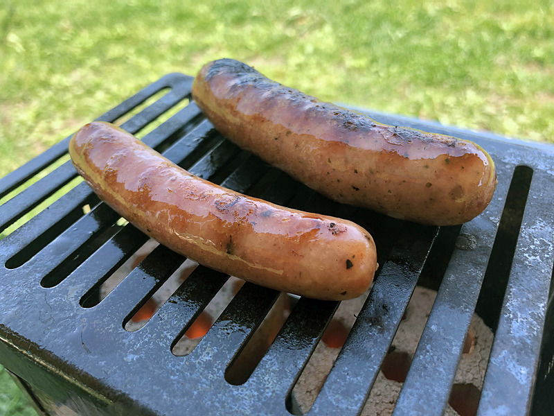 炭火で焼いたウィンナー。やはり屋外で食べるとひと味違う