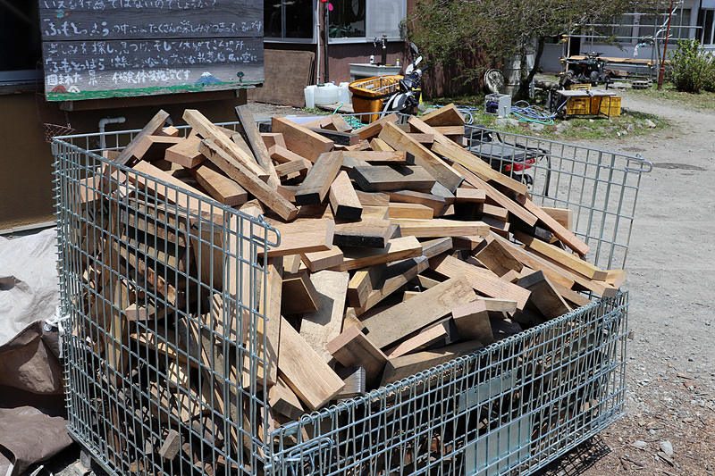 サントリーのシングルモルトウィスキー「白州」の樽材を使った詰め放題用の薪