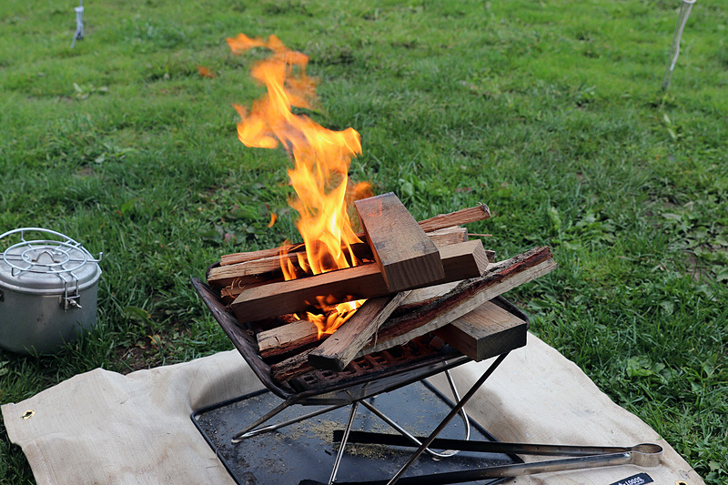 詰め放題の薪も混ぜてたき火を楽しんだ
