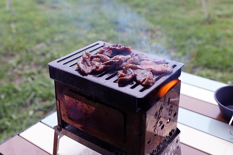 事前にスーパーで買った、味付き牛肉でバーベキュー。グリルにはB6サイズという脅威の小ささを誇る「笑's コンパクト焚き火グリルB-6君」を使っている