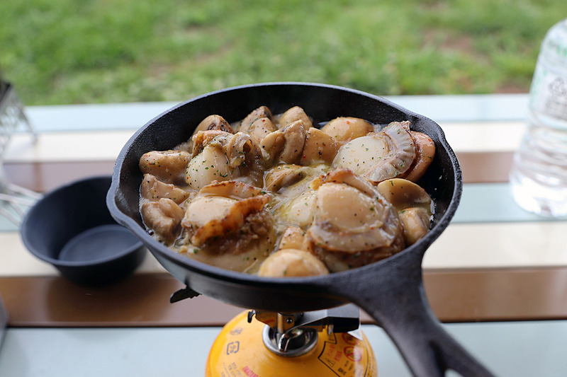 こちらはホタテのアヒージョ。食材とオリーブオイル、アヒージョの素を混ぜたものをフリーザーバッグに入れて持ち込んだ