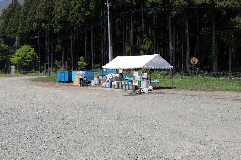 出口近くにあるゴミステーション。専用の袋を購入すれば、燃えるゴミも引き取ってもらえる