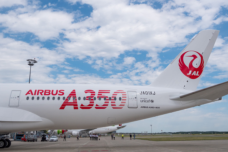 JALのA350初号機は「挑戦」を表わす赤い「AIRBUS A350」ロゴ