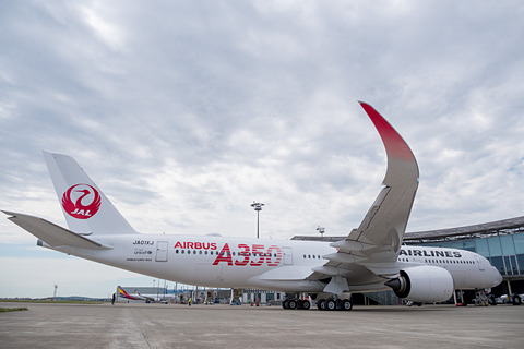 挑戦」を表わす赤いA350ロゴ。JALが新規導入するエアバス A350-900初
