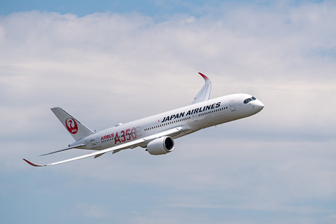 挑戦 を表わす赤いa350ロゴ Jalが新規導入するエアバス A350 900初号機を写真で紹介 機内wi Fi インターネットは国内線向け従来機からシステムを変更か トラベル Watch
