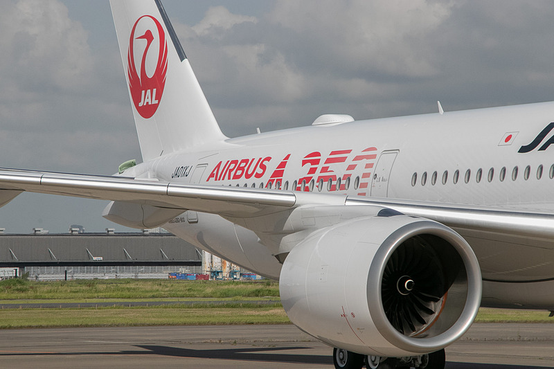 JALの羽田空港格納庫前に駐機する、エアバス A350初号機
