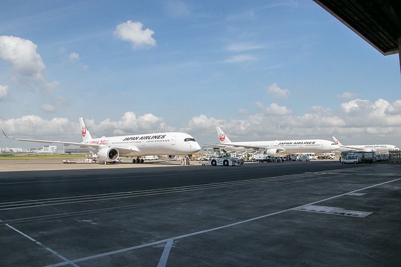 JALの羽田空港格納庫前に駐機する、エアバス A350初号機