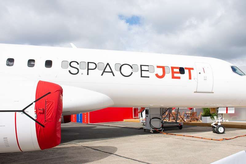 旧（MRJの）デザインの初号機、2号機は白地にうねるような黒いラインが機体側面に走るデザインだったが、SpaceJetは側面に大きくロゴをあしらっている