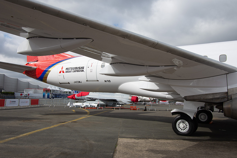 白地のボディに赤黒金の配色だったMRJとはっきり異なるのは、黒をやめて青にした点だ