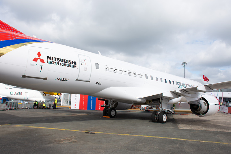 白地のボディに赤黒金の配色だったMRJとはっきり異なるのは、黒をやめて青にした点だ