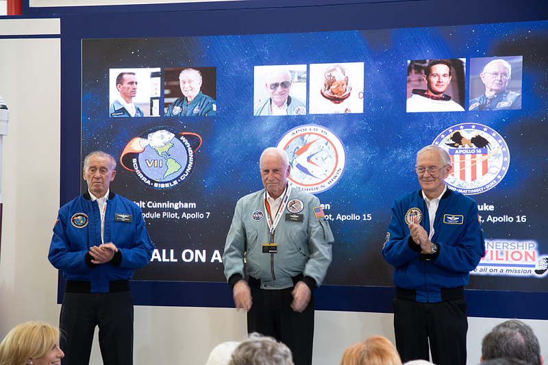 USAパートナーシップパビリオンのオープンイベントに登壇した3人の宇宙飛行士。左から、アポロ7号のWalt Cunningham氏、アポロ15号のAl Worden氏、アポロ16号のCharlie Duke氏