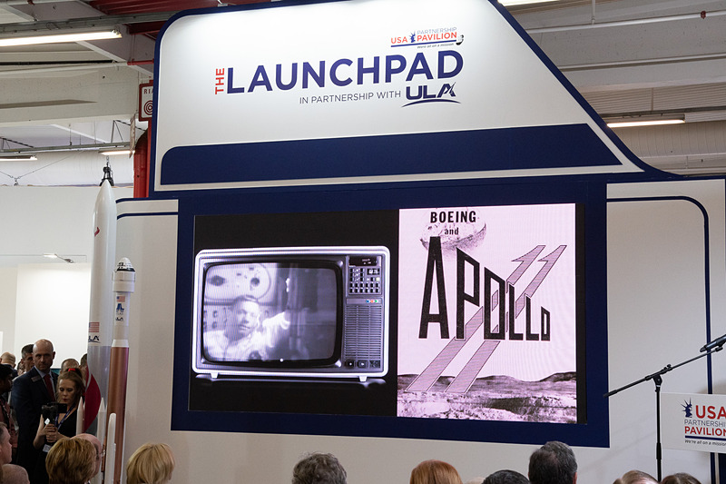 オープンイベントは、アポロ11号の映像から始まった