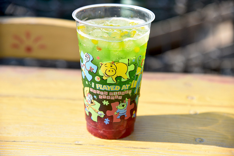 グリーンやレッド、イエローで賑やかな「ストロベリーゼリーメロンソーダ」